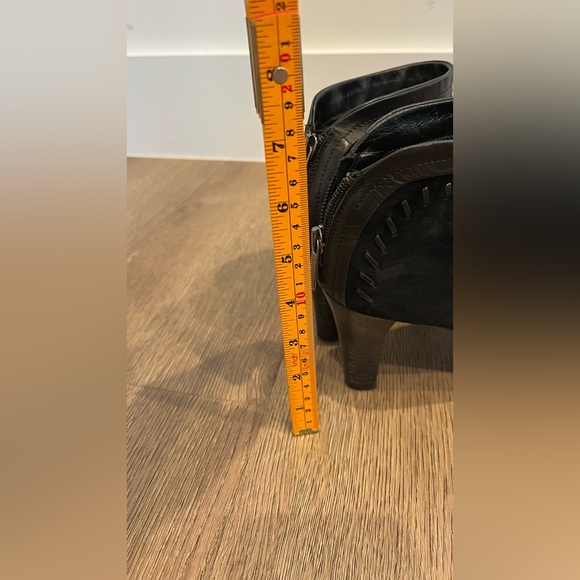 Aquatalia Suede Leather Boots – Made in Italy, Size 8.5 - Picture 7 of 8